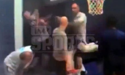 (ВИДЕО) Дрејмонд Грин брутално го нокаутирал соиграчот Џордан Пул