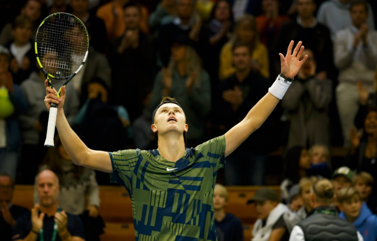 Тинејџер го победи Циципас во финалето во Стокхолм, Музети го совлада Беретини за титулата во Неапол