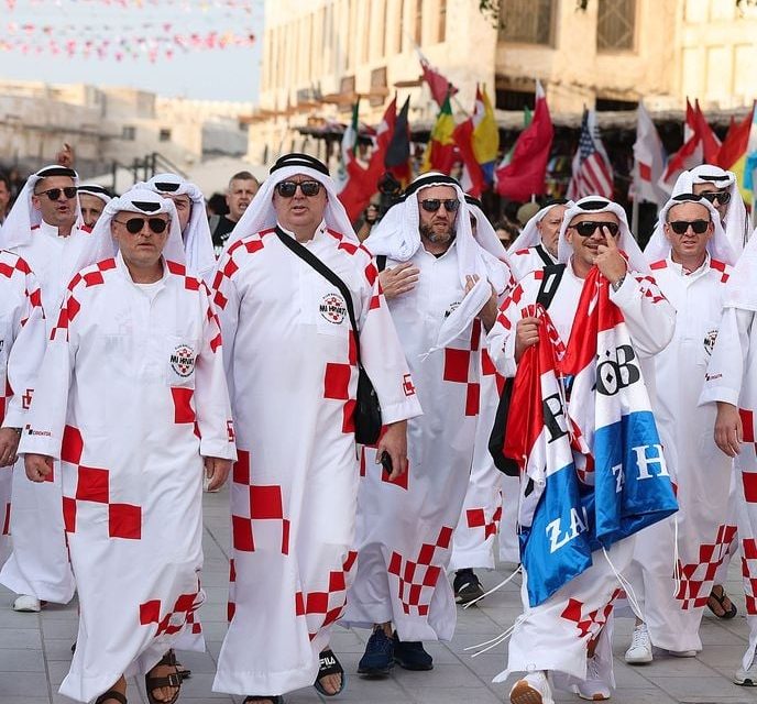 (ФОТО) Хрватските навивачи креативни: Облечени како шеици стигнаа во Катар