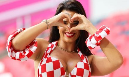 (ФОТО) Најзгодната хрватска навивачка со телефон во градите ги возбуди фановите