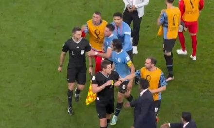 (ВИДЕО) Уругвајците ги нападнаа арбитрите после натпреварот со Гана
