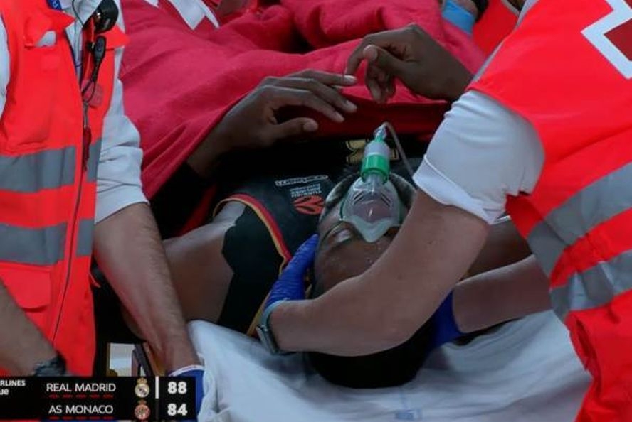 (ВИДЕО) Страшна повреда-кошаркар на Монако нокаутиран со лакт во глава
