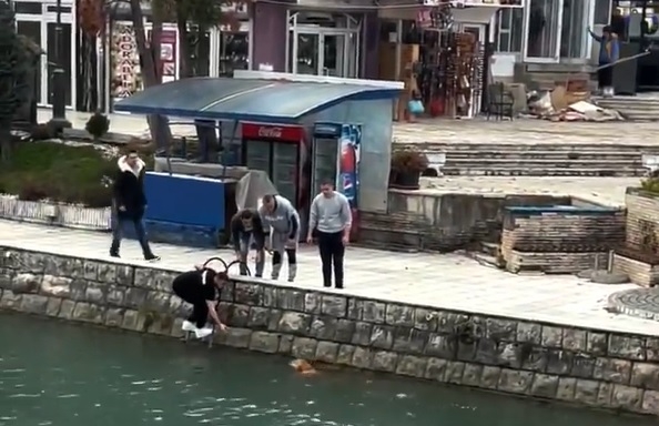(ВИДЕО) Фудбалери на Струга ТЛ спасија куче од водите на Црн Дрим