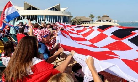 (ВИДЕО) Фешта на Хрватите во Доха-со навивачки песни и огромно знаме од 200 метри