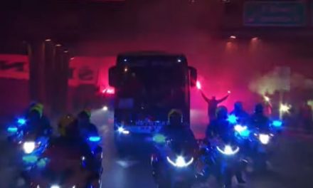 (ВИДЕО) Пеколна атмосфера во Загреб: Хрватските фудбалски херои на пат кон плоштад!