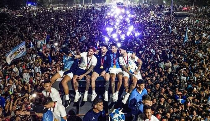 (ВИДЕО) Лудница во Буенос Аирес на дочекот на шампионите