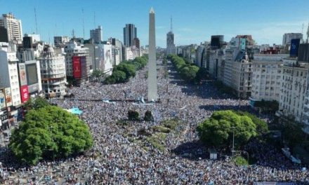 (ВИДЕО) Во Буенос Аирес сите се на улица, да се поклонат на фудбалските херои