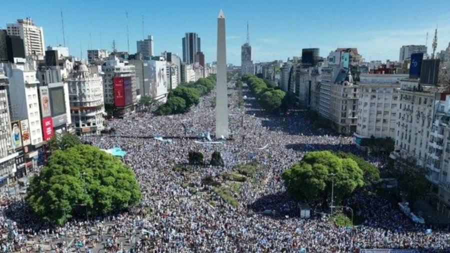 (ВИДЕО) Во Буенос Аирес сите се на улица, да се поклонат на фудбалските херои