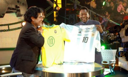 (ВИДЕО) Пеле и Марадона жонглираа-” Eден ден заедно ќе играме фудбал на небото…”