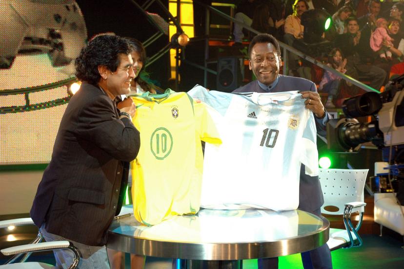 (ВИДЕО) Пеле и Марадона жонглираа-” Eден ден заедно ќе играме фудбал на небото…”