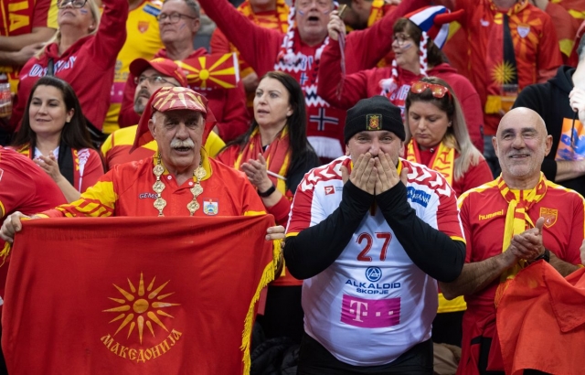 (ФОТО) Домаќините воодушевени од македонските навивачи