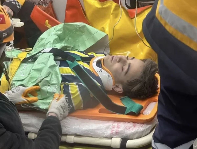 (ВИДЕО) Спасено момче во дрес на Фенербахче, после 119 часа под урнатините