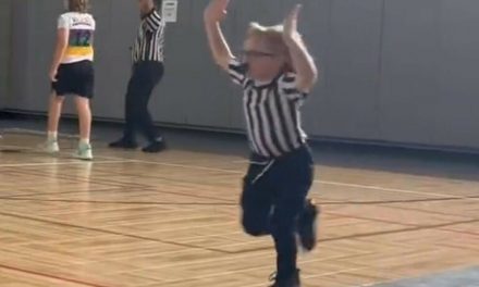 Чудо од дете-на седум години суди кошаркарски натпревар