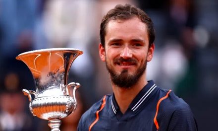 Медведев го освои мастерсот во Рим, прв освоен турнир на земјена подлога