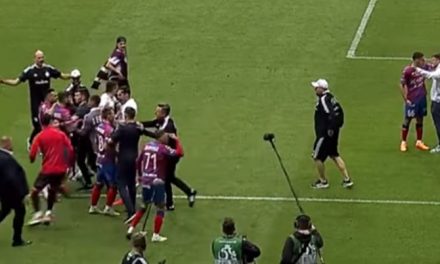 (ВИДEO) Српски фудбалер тепал противнички играчи, во купот на Полска