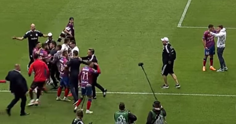 (ВИДEO) Српски фудбалер тепал противнички играчи, во купот на Полска