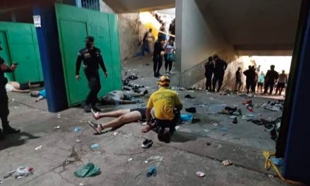 (ВИДЕО) Во стампедо во Ел Салвадор загинаа12 навивачи