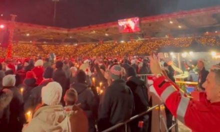 (ВИДЕО) Погледнете го спектаклот од Берлин. 50 илјади навивачи го слават Божиќ на стадион