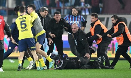 (ВИДЕО) Невиден хаос во Трабзон-играчите на Фенербахче нападнати од домашните фанови