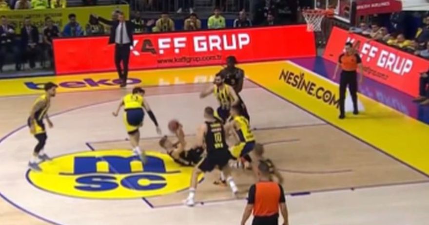 (ВИДЕО) Луд кош во Евро лига-кошаркаш легнат на под постигна кош!