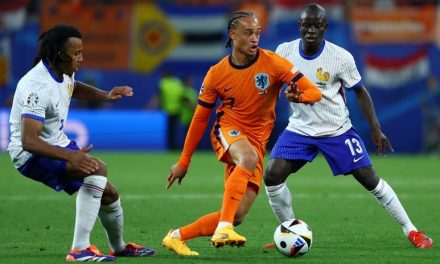 (ВИДЕО) Холандија и Франција одиграа без голови-ВАР му поништи гол на Симонс